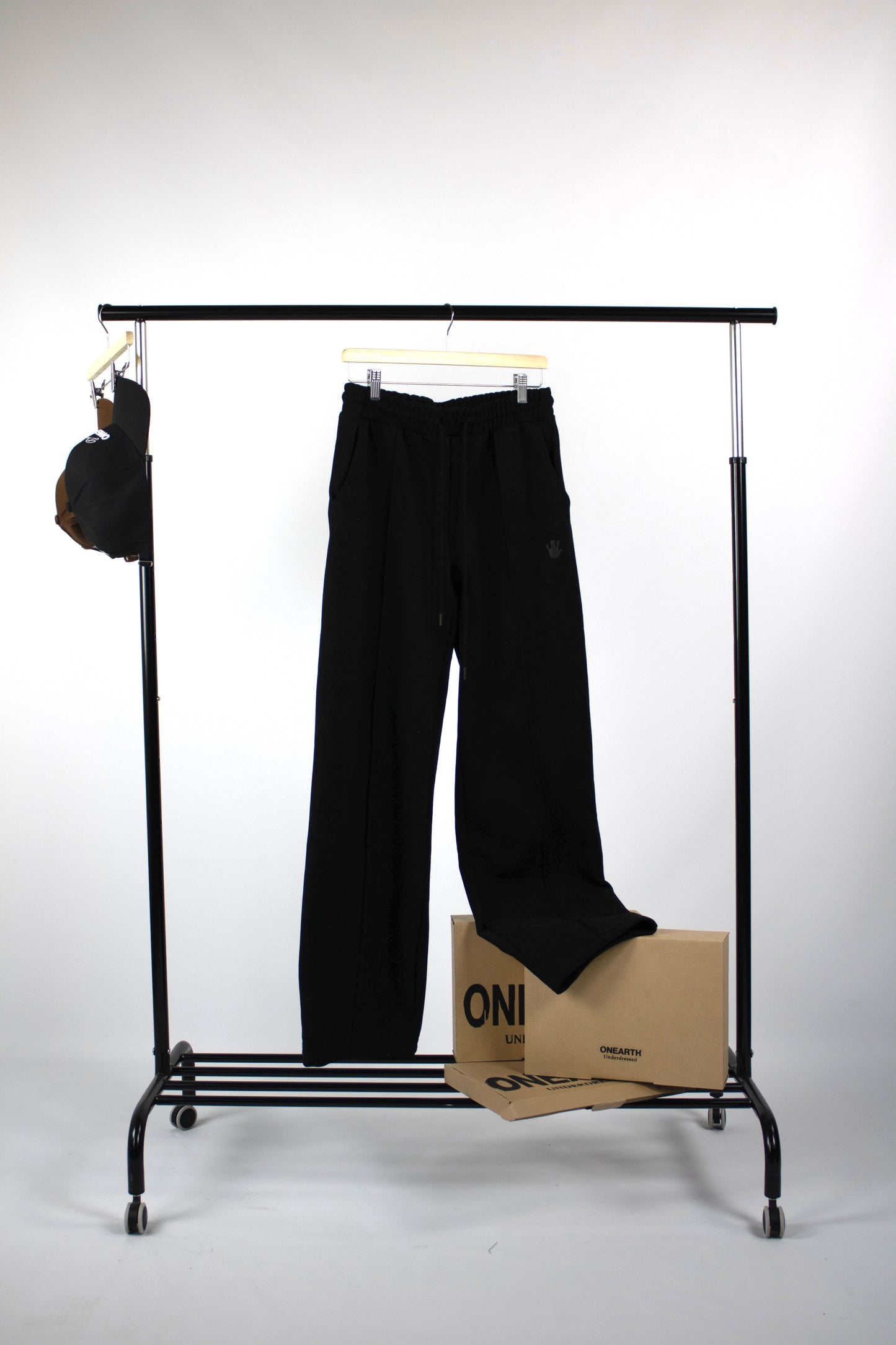 Ambitious sweats black